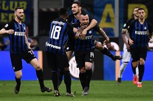 Inter Milan celebrate Radja Nainggolan's stunning goal against Juventus. (Getty Images)