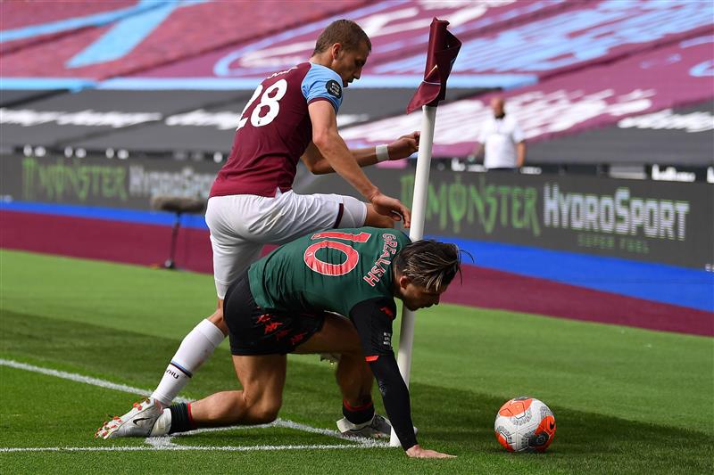LONDON, ENGLAND - JULY 26: Jack Grealish of Aston Villa and Tomas Soucek of West Ham United clash during the Premier League match between West Ham United and Aston Villa at London Stadium on July 26, 2020 in London, England. (Photo by Justin Setterfield/Getty Images)