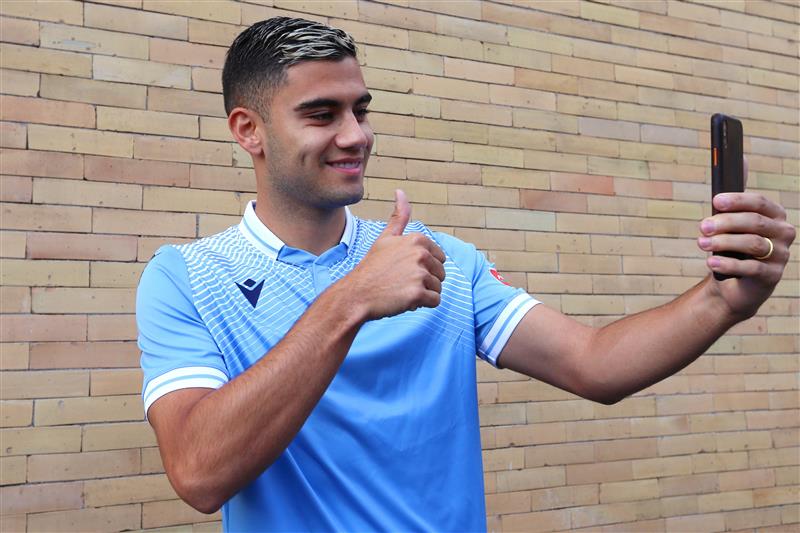 ROME, ITALY - OCTOBER 02:  SS Lazio new signing Andreas Pereira poses with the new jersey after the medical test at Paideia Hospital on October 2, 2020 in Rome, Italy.  (Photo by Paolo Bruno/Getty Images)