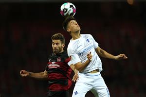 NUREMBERG, GERMANY - OCTOBER 05: Enrico Valentini (L) of Nürnberg battles for the ball with Mathias Honsak of Darmstadt during the Second Bundesliga match between 1. FC Nürnberg and SV Darmstadt 98 at Max-Morlock-Stadion on October 05, 2020 in Nuremberg, Germany. (Photo by Alexander Hassenstein/Getty Images)