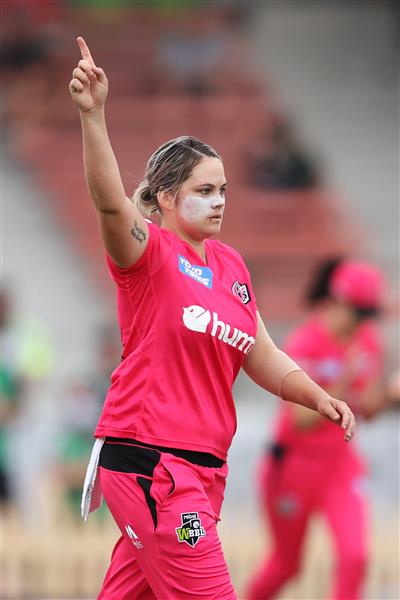 SYDNEY, AUSTRALIA - NOVEMBER 22: Dane van Niekerk of the Sixers celebrates dismissing Mignon du Preez of the Stars during the Women's Big Bash League WBBL match between the Melbourne Stars and the Sydney Sixers at North Sydney Oval, on November 22, 2020, in Sydney, Australia. (Photo by Cameron Spencer/Getty Images)