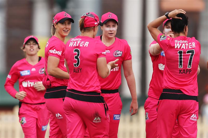 SYDNEY, AUSTRALIA - NOVEMBER 22: Ellyse Perry of the Sixers celebrates catching Elyse Villani of the Stars off a delivery by Marizanne Kapp of the Sixers during the Women's Big Bash League WBBL match between the Melbourne Stars and the Sydney Sixers at North Sydney Oval, on November 22, 2020, in Sydney, Australia. (Photo by Cameron Spencer/Getty Images)