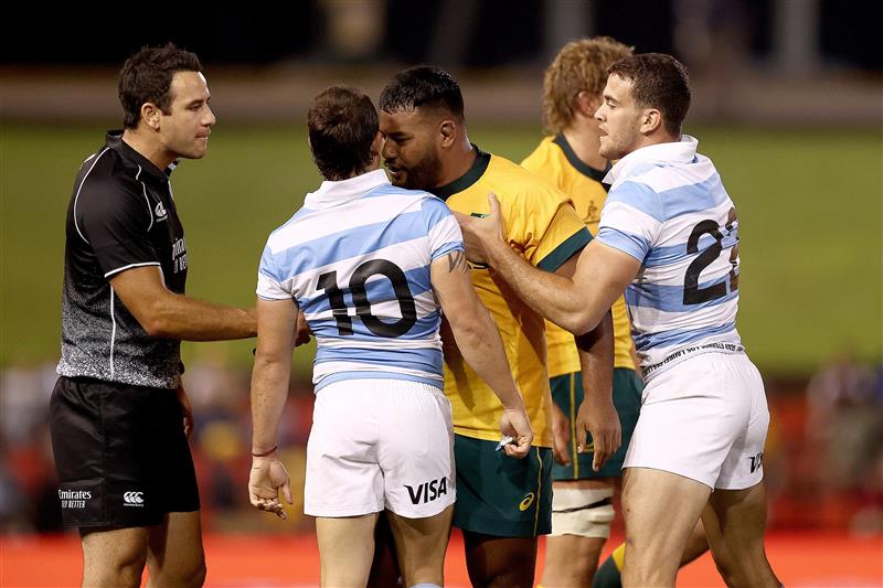 NEWCASTLE, AUSTRALIA - NOVEMBER 21: Nicolas Sanchez of Argentina and Taniela Tupou of Australia exchange words during the 2020 Tri-Nations match between the Australian Wallabies and the Argentina Pumas at McDonald Jones Stadium on November 21, 2020 in Newcastle, Australia. (Photo by Cameron Spencer/Getty Images)