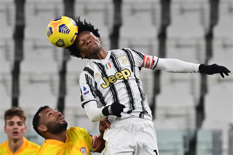 Colombian midfielder Juan Cuadrado heads the ball during the Italian Serie A football match Juventus vs Cagliari on November 21, 2020 at the Juventus stadium in Turin. (Photo by MIGUEL MEDINA / AFP) (Photo by MIGUEL MEDINA/AFP via Getty Images)