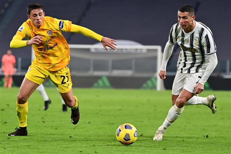 Portuguese forward Cristiano Ronaldo challenges Cagliari's Italian defender Gabriele Zappa (L) during the Italian Serie A football match Juventus vs Cagliari on November 21, 2020 at the Juventus stadium in Turin. (Photo by MIGUEL MEDINA / AFP) (Photo by MIGUEL MEDINA/AFP via Getty Images)