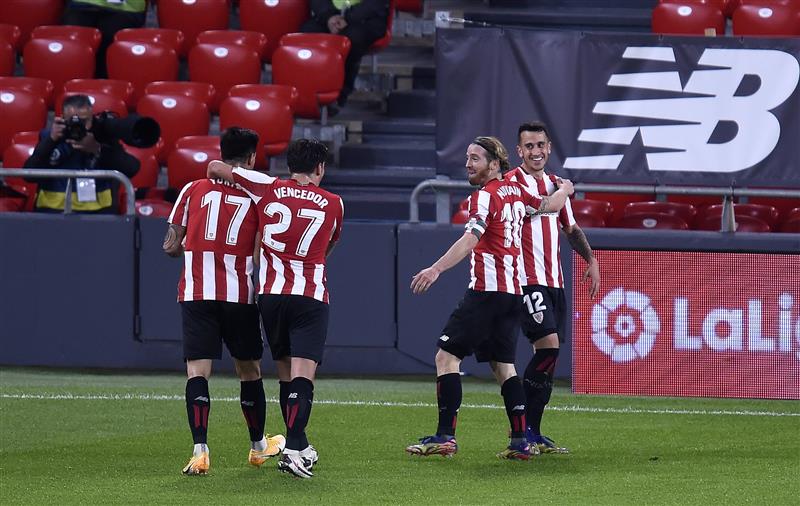BILBAO, SPAIN - NOVEMBER 23: Gaizka Larrazabal of Athletic Bilbao celebrates with his team mates after scoring their team