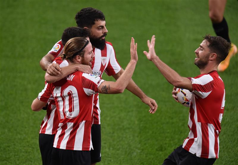 BILBAO, SPAIN - OCTOBER 31: Iker Muniain of Athletic Bilbao celebrates with his team after scoring his sides first goal during the La Liga Santander match between Athletic Club and Sevilla FC at Estadio de San Mames on October 31, 2020 in Bilbao, Spain. Sporting stadiums around Spain remain under strict restrictions due to the Coronavirus Pandemic as Government social distancing laws prohibit fans inside venues resulting in games being played behind closed doors. (Photo by Juan Manuel Serrano Arce/Getty Images)