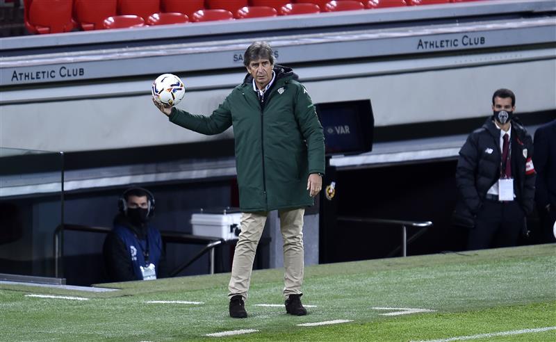 BILBAO, SPAIN - NOVEMBER 23: Manuel Pellegrini, Head Coach of Real Betis catches the ball during the La Liga Santander match between Athletic Club and Real Betis at Estadio de San Mames on November 23, 2020 in Bilbao, Spain. Sporting stadiums around Spain remain under strict restrictions due to the Coronavirus Pandemic as Government social distancing laws prohibit fans inside venues resulting in games being played behind closed doors. (Photo by Juan Manuel Serrano Arce/Getty Images)