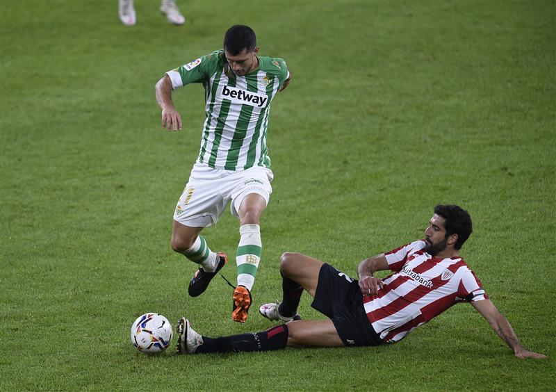 BILBAO, SPAIN - NOVEMBER 23: Guido Rodriguez of Real Betis is challenged by Raul Garcia of Athletic Bilbao during the La Liga Santander match between Athletic Club and Real Betis at Estadio de San Mames on November 23, 2020 in Bilbao, Spain. Sporting stadiums around Spain remain under strict restrictions due to the Coronavirus Pandemic as Government social distancing laws prohibit fans inside venues resulting in games being played behind closed doors. (Photo by Juan Manuel Serrano Arce/Getty Images)