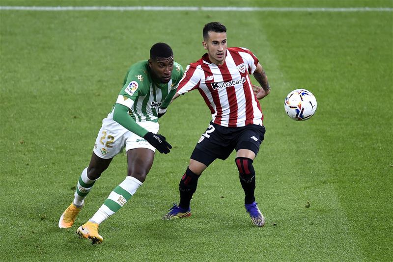 BILBAO, SPAIN - NOVEMBER 23: Gaizka Larrazabal of Athletic Bilbao is challenged by Emerson of Real Betis during the La Liga Santander match between Athletic Club and Real Betis at Estadio de San Mames on November 23, 2020 in Bilbao, Spain. Sporting stadiums around Spain remain under strict restrictions due to the Coronavirus Pandemic as Government social distancing laws prohibit fans inside venues resulting in games being played behind closed doors. (Photo by Juan Manuel Serrano Arce/Getty Images)
