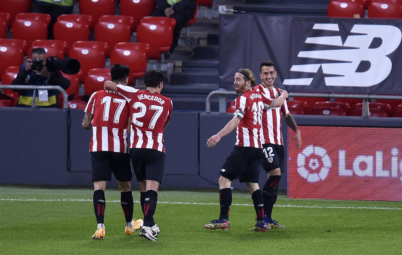 BILBAO, SPAIN - NOVEMBER 23: Gaizka Larrazabal of Athletic Bilbao celebrates with his team mates after scoring their team