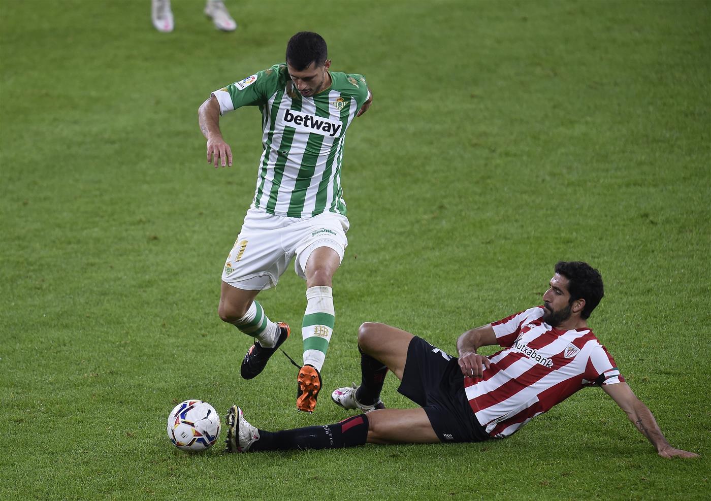 BILBAO, SPAIN - NOVEMBER 23: Guido Rodriguez of Real Betis is challenged by Raul Garcia of Athletic Bilbao during the La Liga Santander match between Athletic Club and Real Betis at Estadio de San Mames on November 23, 2020 in Bilbao, Spain. Sporting stadiums around Spain remain under strict restrictions due to the Coronavirus Pandemic as Government social distancing laws prohibit fans inside venues resulting in games being played behind closed doors. (Photo by Juan Manuel Serrano Arce/Getty Images)