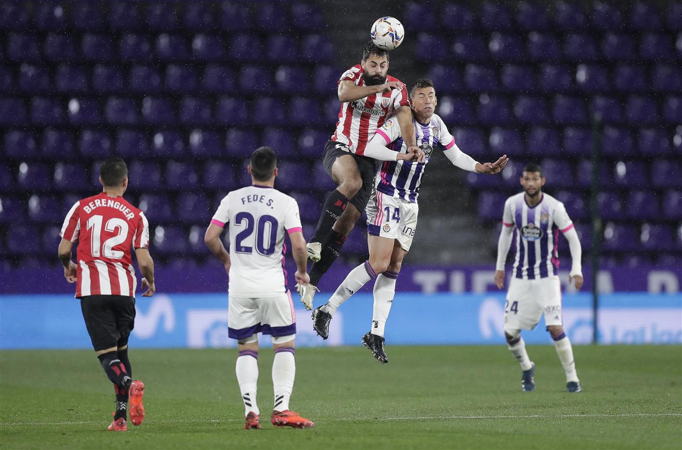VALLADOLID, SPAIN - NOVEMBER 08: Asier Villalibre of Athletic Bilbao battles for possession with Ruben Alcaraz of Real Valladolid during the La Liga Santander match between Real Valladolid CF and Athletic Club at Estadio Municipal Jose Zorrilla on November 08, 2020 in Valladolid, Spain. Sporting stadiums around Spain remain under strict restrictions due to the Coronavirus Pandemic as Government social distancing laws prohibit fans inside venues resulting in games being played behind closed doors. (Photo by Gonzalo Arroyo Moreno/Getty Images)