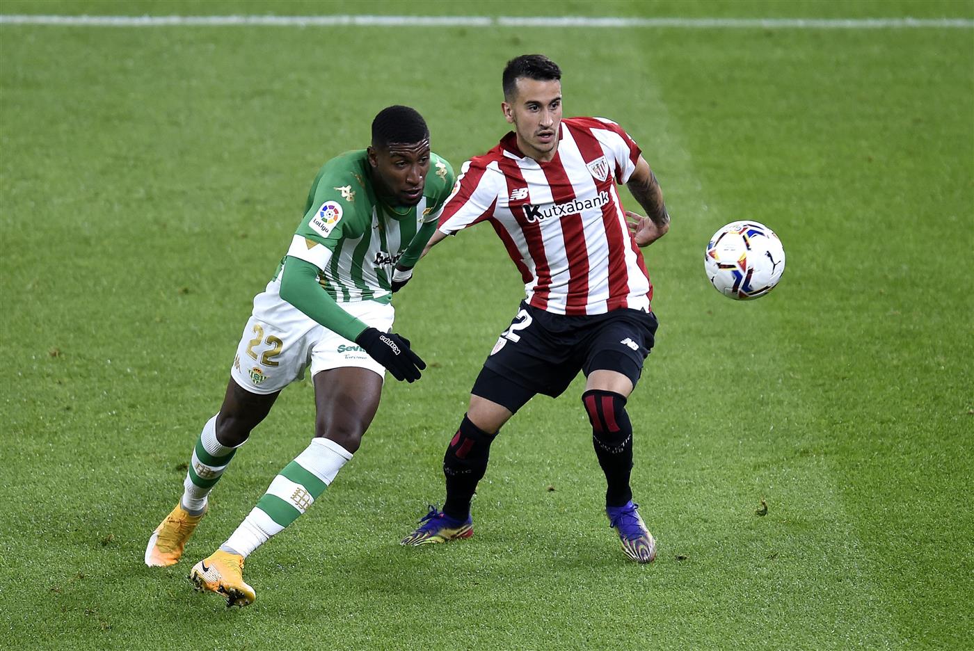 BILBAO, SPAIN - NOVEMBER 23: Gaizka Larrazabal of Athletic Bilbao is challenged by Emerson of Real Betis during the La Liga Santander match between Athletic Club and Real Betis at Estadio de San Mames on November 23, 2020 in Bilbao, Spain. Sporting stadiums around Spain remain under strict restrictions due to the Coronavirus Pandemic as Government social distancing laws prohibit fans inside venues resulting in games being played behind closed doors. (Photo by Juan Manuel Serrano Arce/Getty Images)