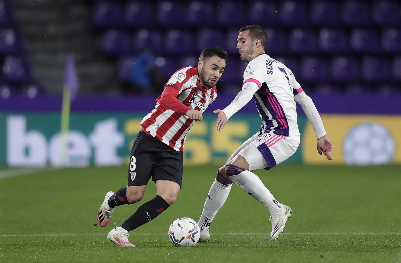 VALLADOLID, SPAIN - NOVEMBER 08: Sergi Guardiola of Real Valladolid battles for possession with Unai Lopez of Athletic Bilbao during the La Liga Santander match between Real Valladolid CF and Athletic Club at Estadio Municipal Jose Zorrilla on November 08, 2020 in Valladolid, Spain. Sporting stadiums around Spain remain under strict restrictions due to the Coronavirus Pandemic as Government social distancing laws prohibit fans inside venues resulting in games being played behind closed doors. (Photo by Gonzalo Arroyo Moreno/Getty Images)