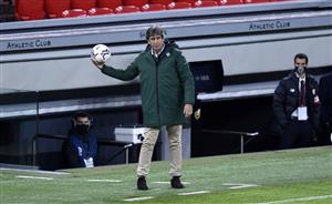 BILBAO, SPAIN - NOVEMBER 23: Manuel Pellegrini, Head Coach of Real Betis catches the ball during the La Liga Santander match between Athletic Club and Real Betis at Estadio de San Mames on November 23, 2020 in Bilbao, Spain. Sporting stadiums around Spain remain under strict restrictions due to the Coronavirus Pandemic as Government social distancing laws prohibit fans inside venues resulting in games being played behind closed doors. (Photo by Juan Manuel Serrano Arce/Getty Images)