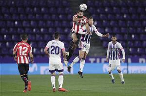 VALLADOLID, SPAIN - NOVEMBER 08: Asier Villalibre of Athletic Bilbao battles for possession with Ruben Alcaraz of Real Valladolid during the La Liga Santander match between Real Valladolid CF and Athletic Club at Estadio Municipal Jose Zorrilla on November 08, 2020 in Valladolid, Spain. Sporting stadiums around Spain remain under strict restrictions due to the Coronavirus Pandemic as Government social distancing laws prohibit fans inside venues resulting in games being played behind closed doors. (Photo by Gonzalo Arroyo Moreno/Getty Images)