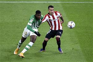 BILBAO, SPAIN - NOVEMBER 23: Gaizka Larrazabal of Athletic Bilbao is challenged by Emerson of Real Betis during the La Liga Santander match between Athletic Club and Real Betis at Estadio de San Mames on November 23, 2020 in Bilbao, Spain. Sporting stadiums around Spain remain under strict restrictions due to the Coronavirus Pandemic as Government social distancing laws prohibit fans inside venues resulting in games being played behind closed doors. (Photo by Juan Manuel Serrano Arce/Getty Images)