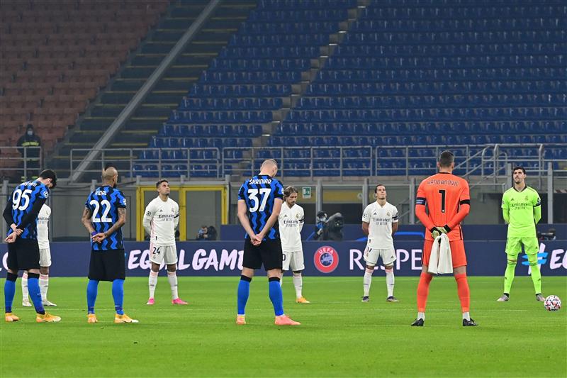 Players hold a minute of silence to pay tribute to Argentine football legend Diego Maradona following the announcement of his death earlier in the day, prior to the UEFA Champions League Group B football match Inter Milan vs Real Madrid on November 25, 2020 at the Giuseppe-Meazza (San Siro) stadium in Milan. - Argentine football legend Diego Maradona has died at the age of 60, his spokesman announced November 25, 2020. (Photo by MIGUEL MEDINA / AFP) (Photo by MIGUEL MEDINA/AFP via Getty Images)