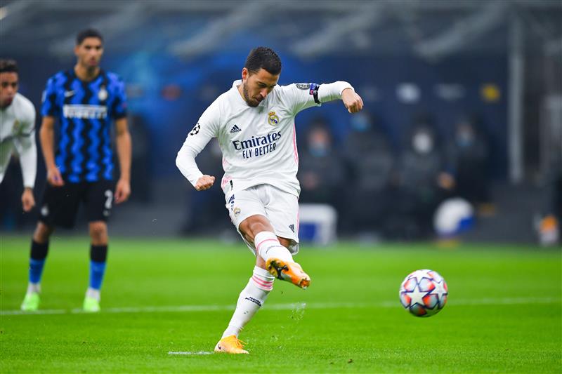 MILAN, ITALY - NOVEMBER 25: Eden Hazard of Real Madrid scores their team