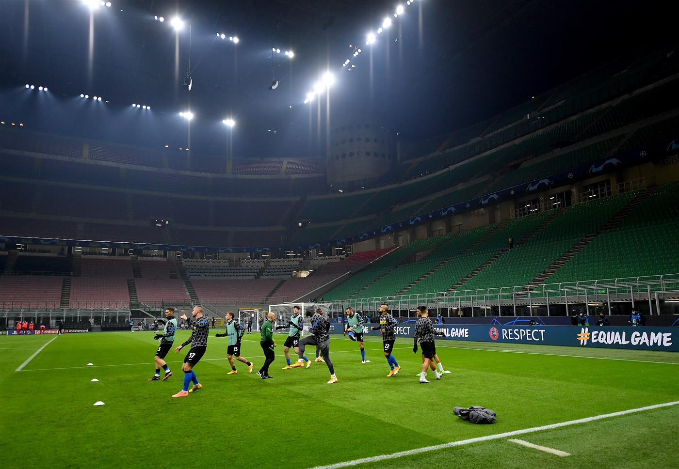 MILAN, ITALY - NOVEMBER 25: Players of FC Internazionale warm up prior to the UEFA Champions League Group B stage match between FC Internazionale and Real Madrid at Stadio Giuseppe Meazza on November 25, 2020 in Milan, Italy. Football Stadiums around Europe remain empty due to the Coronavirus Pandemic as Government social distancing laws prohibit fans inside venues resulting in fixtures being played behind closed doors. (Photo by Valerio Pennicino/Getty Images)