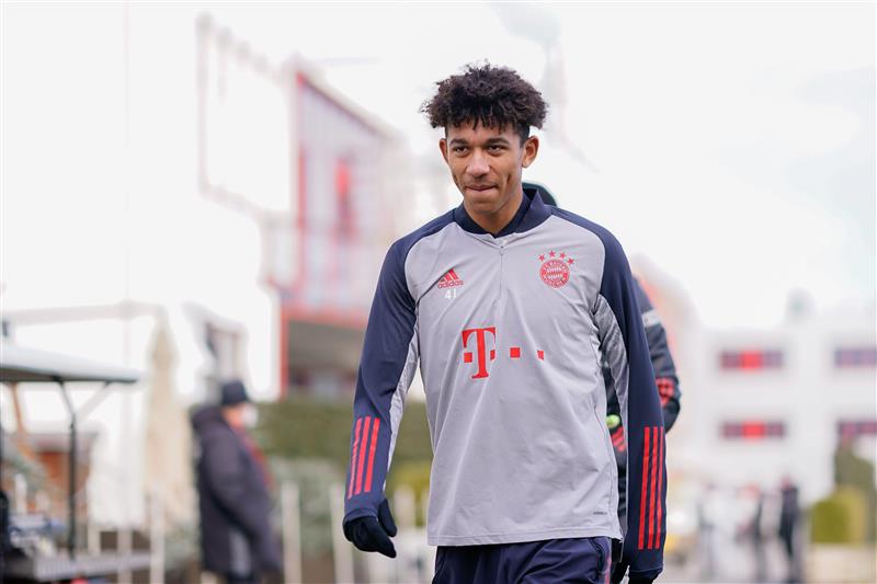 MUNICH, GERMANY - NOVEMBER 30: In this handout image provided by FC Bayern Muenchen Chris Richards of FC Bayern Muenchen arrives for a training session a day before the UEFA Champions League Group A stage match between FC Bayern Muenchen and Atletico Madrid at Saebener Strasse training ground on November 30, 2020 in Munich, Germany. (Photo by Handout/FC Bayern via Getty Images)