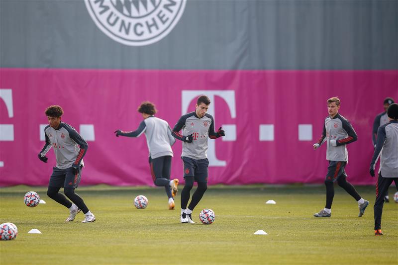 MUNICH, GERMANY - NOVEMBER 30:  In this handout image provided by FC Bayern Muenchen Chris Richards (L) and Marc Roca (C) control the ball during a training session a day before the UEFA Champions League Group A stage match between FC Bayern Muenchen and Atletico Madrid at Saebener Strasse training ground on November 30, 2020 in Munich, Germany. (Photo by Handout/FC Bayern via Getty Images)