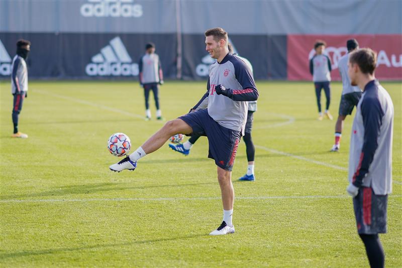 MUNICH, GERMANY - NOVEMBER 30:  In this handout image provided by FC Bayern Muenchen Niklas Suele controls the ball during a training session a day before the UEFA Champions League Group A stage match between FC Bayern Muenchen and Atletico Madrid at Saebener Strasse training ground on November 30, 2020 in Munich, Germany. (Photo by Handout/FC Bayern via Getty Images)