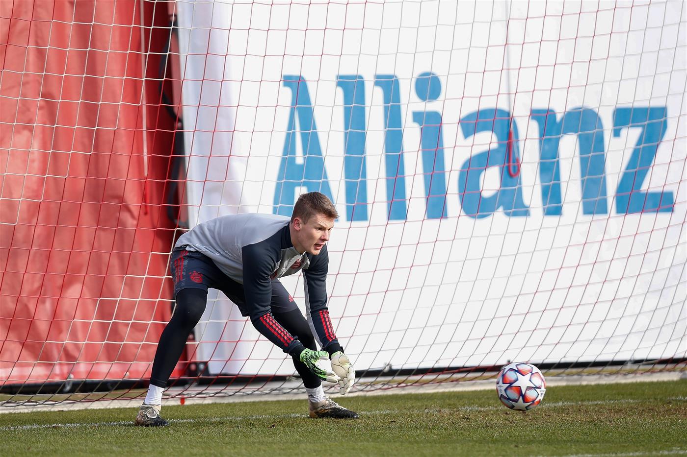 MUNICH, GERMANY - NOVEMBER 30:  In this handout image provided by FC Bayern Muenchen goalkeeper Alexander Nuebel eyes a ball during a training session a day before the UEFA Champions League Group A stage match between FC Bayern Muenchen and Atletico Madrid at Saebener Strasse training ground on November 30, 2020 in Munich, Germany. (Photo by Handout/FC Bayern via Getty Images)