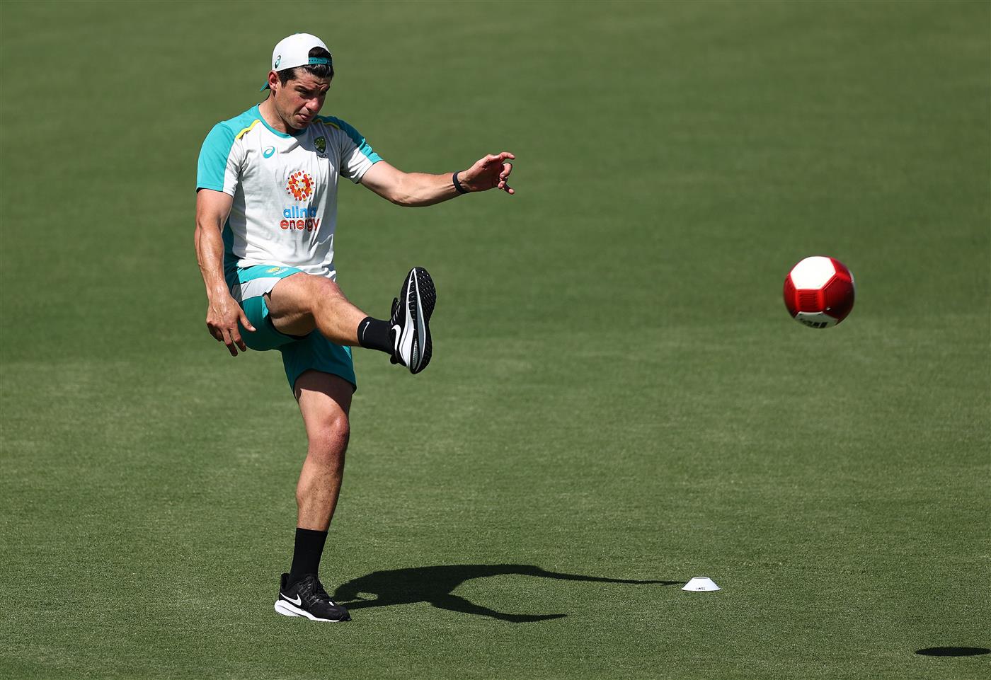 CANBERRA, AUSTRALIA - DECEMBER 01: Moises Henriques of Australia trains during an Australian ODI nets session at Manuka Oval on December 01, 2020 in Canberra, Australia. (Photo by Ryan Pierse/Getty Images)