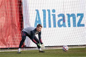 MUNICH, GERMANY - NOVEMBER 30: In this handout image provided by FC Bayern Muenchen goalkeeper Alexander Nuebel eyes a ball during a training session a day before the UEFA Champions League Group A stage match between FC Bayern Muenchen and Atletico Madrid at Saebener Strasse training ground on November 30, 2020 in Munich, Germany. (Photo by Handout/FC Bayern via Getty Images)