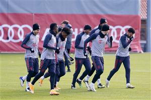 MUNICH, GERMANY - NOVEMBER 30: In this handout image provided by FC Bayern Muenchen players warm up prior a training session a day before the UEFA Champions League Group A stage match between FC Bayern Muenchen and Atletico Madrid at Saebener Strasse training ground on November 30, 2020 in Munich, Germany. (Photo by Handout/FC Bayern via Getty Images)