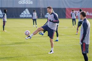 MUNICH, GERMANY - NOVEMBER 30: In this handout image provided by FC Bayern Muenchen Niklas Suele controls the ball during a training session a day before the UEFA Champions League Group A stage match between FC Bayern Muenchen and Atletico Madrid at Saebener Strasse training ground on November 30, 2020 in Munich, Germany. (Photo by Handout/FC Bayern via Getty Images)