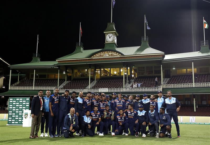 SYDNEY, AUSTRALIA - DECEMBER 08: India celebrate with the series trophy af game three of the Twenty20 International series between Australia and India at Sydney Cricket Ground on December 08, 2020 in Sydney, Australia. (Photo by Ryan Pierse/Getty Images)