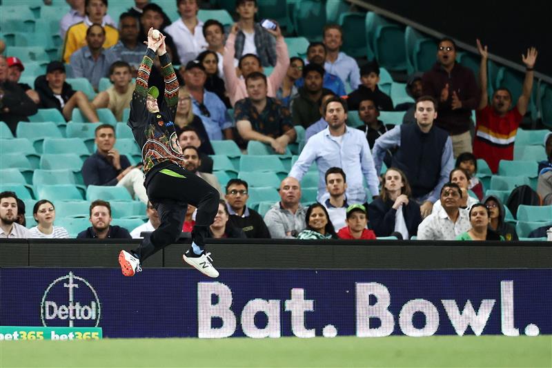 SYDNEY, AUSTRALIA - DECEMBER 08: Steve Smith of Australia attempts to catch Virat Kohli of India during game three of the Twenty20 International series between Australia and India at Sydney Cricket Ground on December 08, 2020 in Sydney, Australia. (Photo by Cameron Spencer/Getty Images)