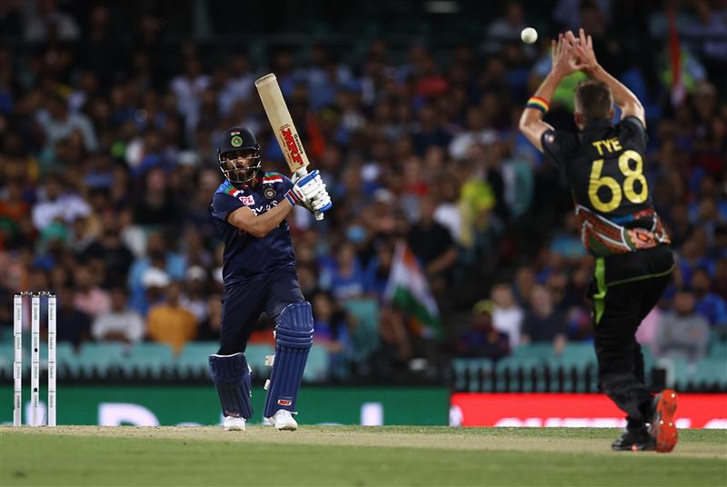 SYDNEY, AUSTRALIA - DECEMBER 08: Virat Kohli of India bats during game three of the Twenty20 International series between Australia and India at Sydney Cricket Ground on December 08, 2020 in Sydney, Australia. (Photo by Ryan Pierse/Getty Images)