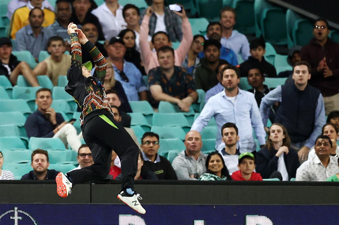 SYDNEY, AUSTRALIA - DECEMBER 08: Steve Smith of Australia attempts to catch Virat Kohli of India during game three of the Twenty20 International series between Australia and India at Sydney Cricket Ground on December 08, 2020 in Sydney, Australia. (Photo by Cameron Spencer/Getty Images)
