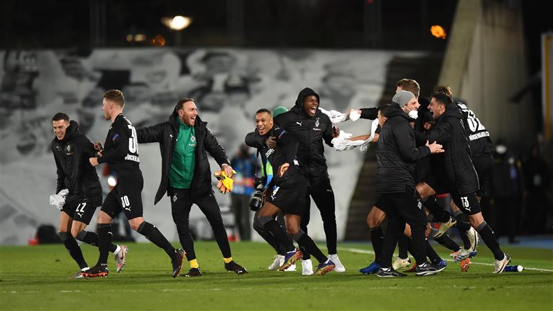 MADRID, SPAIN - DECEMBER 09:  Alassane Plea of Borussia Moenchengladbach and teammates celebrate on the pitch at full-time after finding out they have qualified for the UEFA Champions League last 16 after the UEFA Champions League Group B stage match between Real Madrid and Borussia Moenchengladbach at Estadio Alfredo di Stefano on December 09, 2020 in Madrid, Spain. Sporting stadiums around Spain remain under strict restrictions due to the Coronavirus Pandemic as Government social distancing laws prohibit fans inside venues resulting in games being played behind closed doors. (Photo by Denis Doyle/Getty Images)