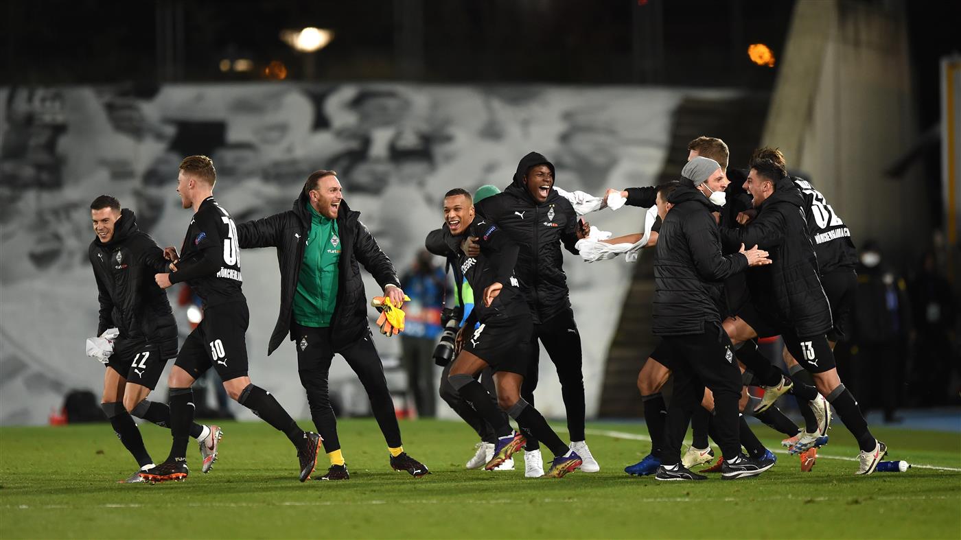 MADRID, SPAIN - DECEMBER 09:  Alassane Plea of Borussia Moenchengladbach and teammates celebrate on the pitch at full-time after finding out they have qualified for the UEFA Champions League last 16 after the UEFA Champions League Group B stage match between Real Madrid and Borussia Moenchengladbach at Estadio Alfredo di Stefano on December 09, 2020 in Madrid, Spain. Sporting stadiums around Spain remain under strict restrictions due to the Coronavirus Pandemic as Government social distancing laws prohibit fans inside venues resulting in games being played behind closed doors. (Photo by Denis Doyle/Getty Images)