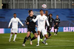 MADRID, SPAIN - DECEMBER 09: Raphael Varane of Real Madrid battles for possession with Florian Neuhaus of Borussia Moenchengladbach during the UEFA Champions League Group B stage match between Real Madrid and Borussia Moenchengladbach at Estadio Alfredo di Stefano on December 09, 2020 in Madrid, Spain. Sporting stadiums around Spain remain under strict restrictions due to the Coronavirus Pandemic as Government social distancing laws prohibit fans inside venues resulting in games being played behind closed doors. (Photo by Denis Doyle/Getty Images)