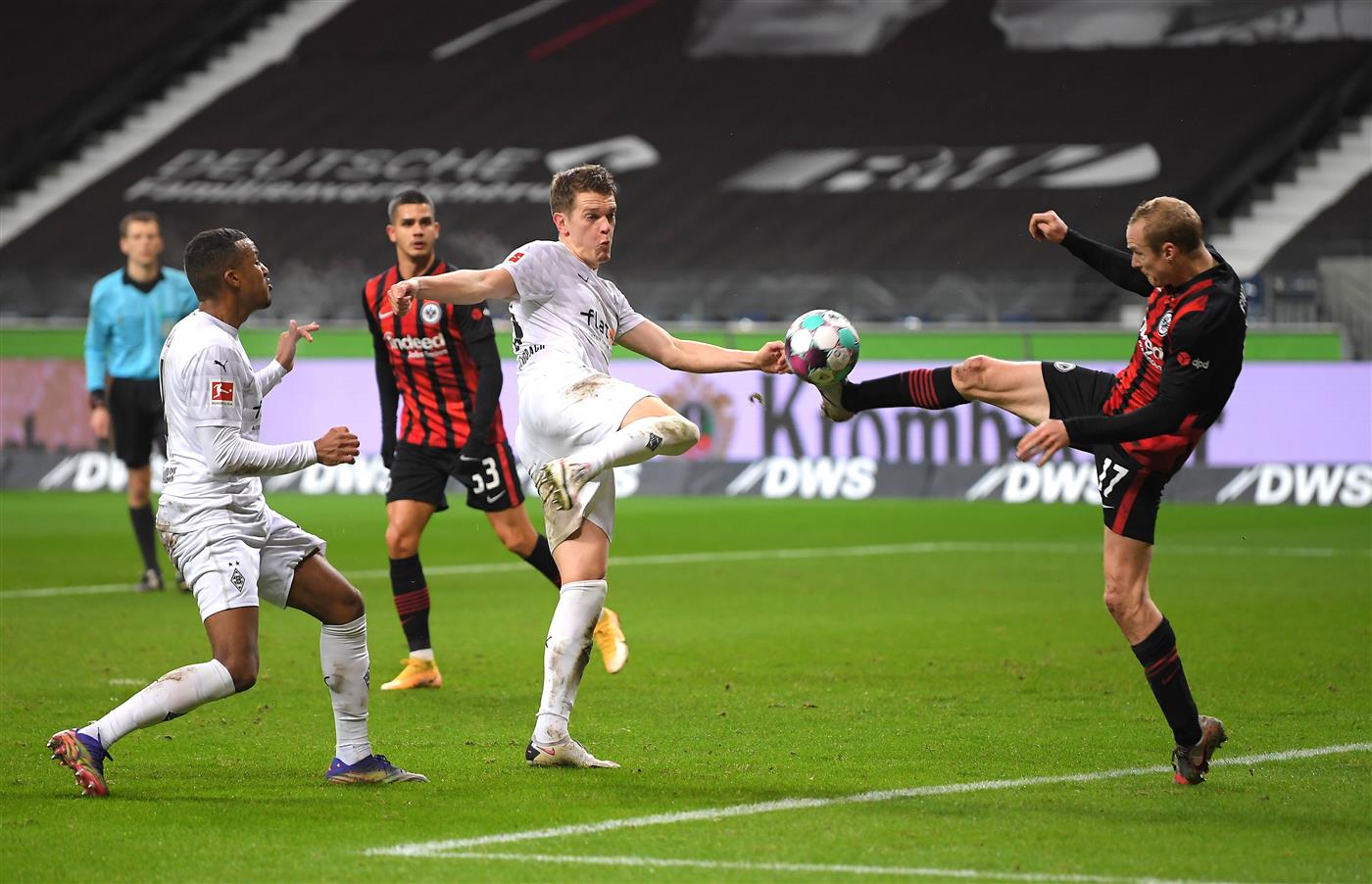 FRANKFURT AM MAIN, GERMANY - DECEMBER 15: Julio Villalba of Borussia Monchengladbach battle for possession with Sebastian Rode of Eintracht Frankfurt during the Bundesliga match between Eintracht Frankfurt and Borussia Moenchengladbach at Deutsche Bank Park on December 15, 2020 in Frankfurt am Main, Germany. Sporting stadiums around Germany remain under strict restrictions due to the Coronavirus Pandemic as Government social distancing laws prohibit fans inside venues resulting in games being played behind closed doors. (Photo by Alexander Scheuber/Getty Images)