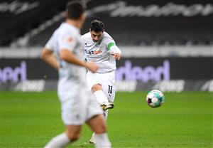 FRANKFURT AM MAIN, GERMANY - DECEMBER 15: Lars Stindl of Borussia Monchengladbach scores his sides first goal from a free kick during the Bundesliga match between Eintracht Frankfurt and Borussia Moenchengladbach at Deutsche Bank Park on December 15, 2020 in Frankfurt am Main, Germany. Sporting stadiums around Germany remain under strict restrictions due to the Coronavirus Pandemic as Government social distancing laws prohibit fans inside venues resulting in games being played behind closed doors. (Photo by Alexander Scheuber/Getty Images)