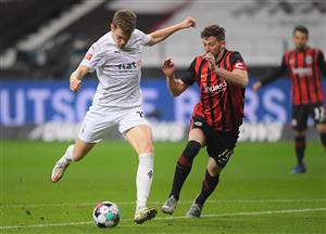 FRANKFURT AM MAIN, GERMANY - DECEMBER 15: Matthias Ginter of Borussia Monchengladbach is challenged by David Abraham of Eintracht Frankfurt during the Bundesliga match between Eintracht Frankfurt and Borussia Moenchengladbach at Deutsche Bank Park on December 15, 2020 in Frankfurt am Main, Germany. Sporting stadiums around Germany remain under strict restrictions due to the Coronavirus Pandemic as Government social distancing laws prohibit fans inside venues resulting in games being played behind closed doors. (Photo by Alexander Scheuber/Getty Images)