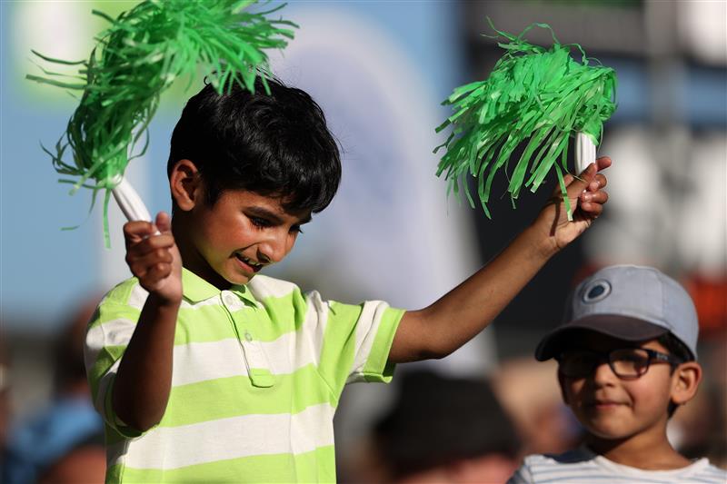 HAMILTON, NEW ZEALAND - DECEMBER 20: Fans enjoy the sun ahead of game two of the International T20 series between New Zealand and Pakistan at Seddon Park on December 20, 2020 in Hamilton, New Zealand. (Photo by Fiona Goodall/Getty Images)