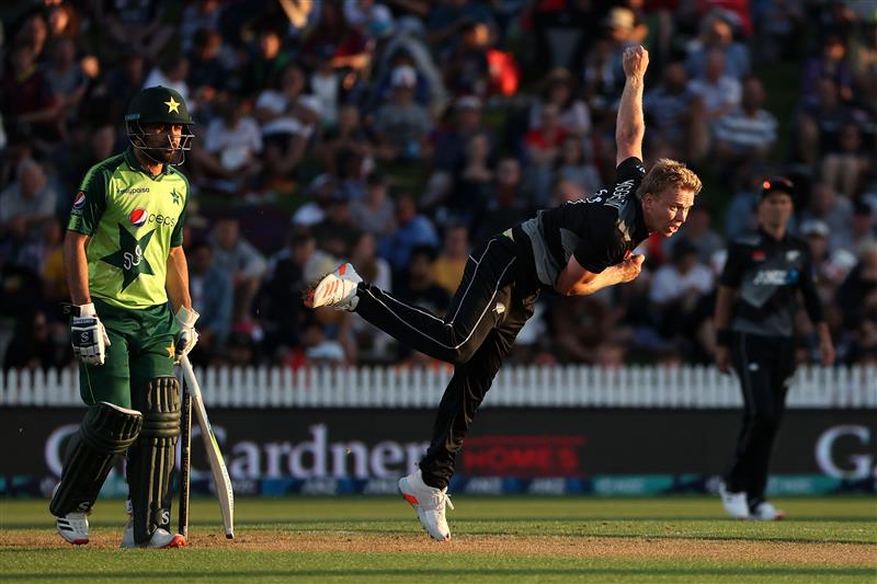 HAMILTON, NEW ZEALAND - DECEMBER 20: Scott Kuggeieijn of New Zealand bowls during game two of the International T20 series between New Zealand and Pakistan at Seddon Park on December 20, 2020 in Hamilton, New Zealand. (Photo by Fiona Goodall/Getty Images)
