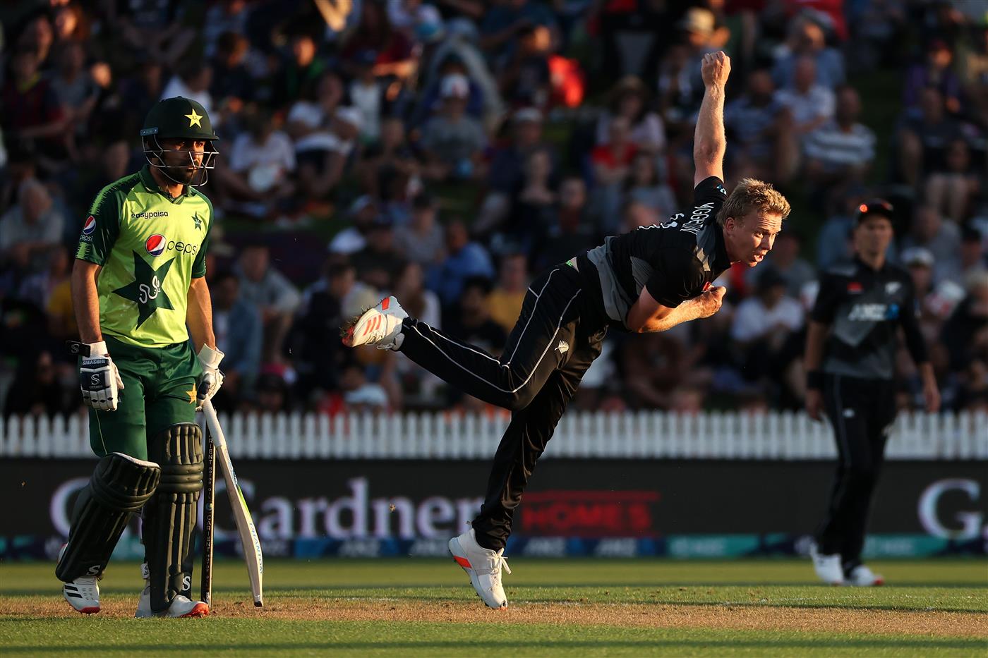 HAMILTON, NEW ZEALAND - DECEMBER 20: Scott Kuggeieijn of New Zealand bowls during game two of the International T20 series between New Zealand and Pakistan at Seddon Park on December 20, 2020 in Hamilton, New Zealand. (Photo by Fiona Goodall/Getty Images)