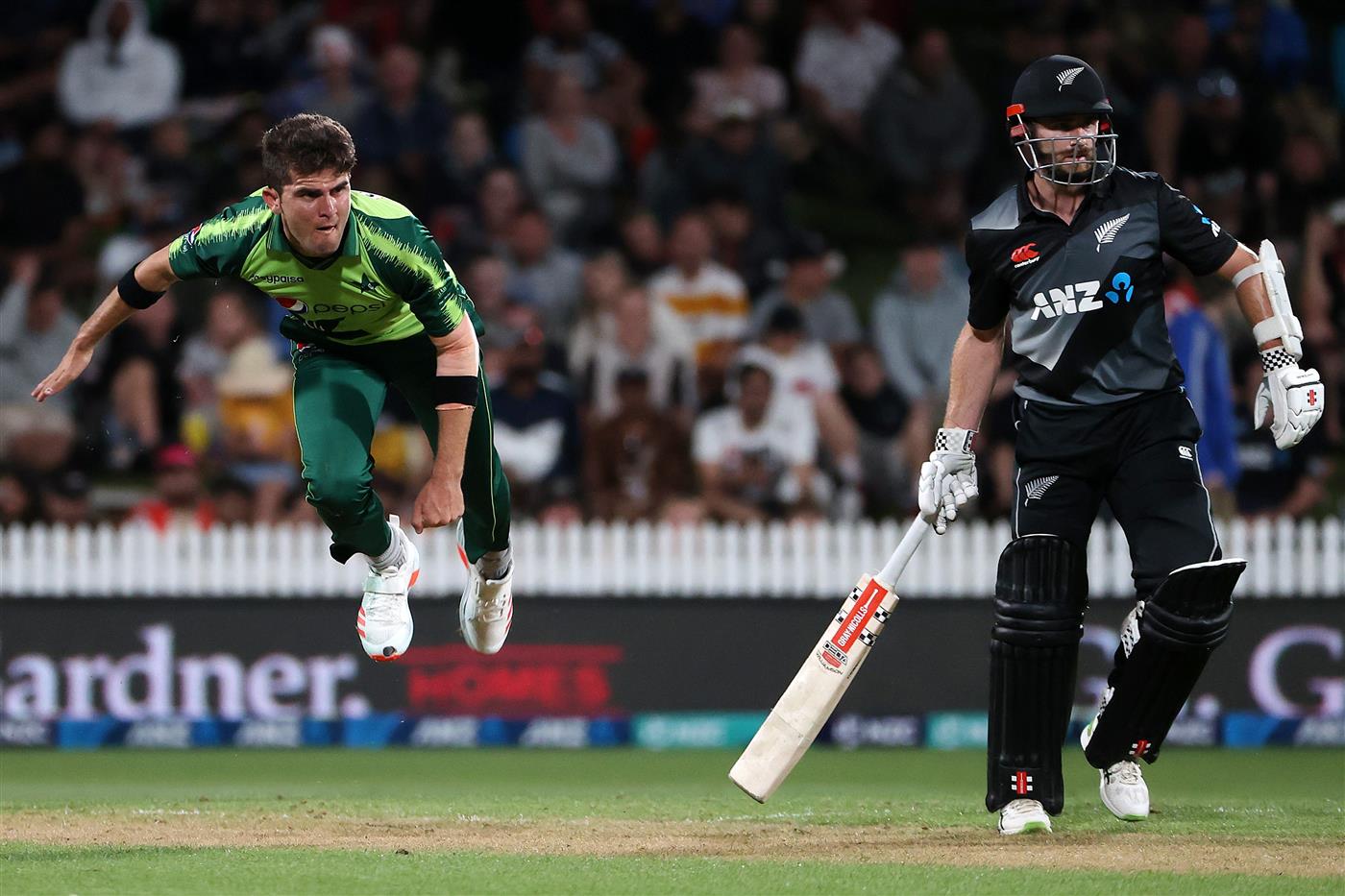 HAMILTON, NEW ZEALAND - DECEMBER 20: Shaheen Afridi of Pakistan bowls (L) with Kane Williamson, captain of New Zealand  
 (R) during game two of the International T20 series between New Zealand and Pakistan at Seddon Park on December 20, 2020 in Hamilton, New Zealand. (Photo by Fiona Goodall/Getty Images)