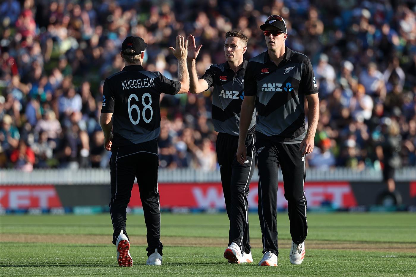HAMILTON, NEW ZEALAND - DECEMBER 20: Tim Southee (C) of New Zealand  takes the wicket of Haider Ali of Pakistan during the game two of the International T20 series between New Zealand and Pakistan at Seddon Park on December 20, 2020 in Hamilton, New Zealand. (Photo by Fiona Goodall/Getty Images)