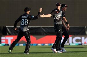 HAMILTON, NEW ZEALAND - DECEMBER 20: Tim Southee of New Zealand (C) takes a catch to dismiss Shadab Khan captain of Pakistan congratulated by Devon Conway of New Zealand  (L) during game two of the International T20 series between New Zealand and Pakistan at Seddon Park on December 20, 2020 in Hamilton, New Zealand. (Photo by Fiona Goodall/Getty Images)