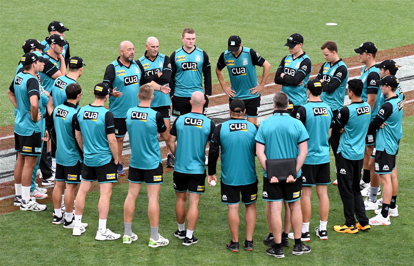 BRISBANE, AUSTRALIA - DECEMBER 30: Coach Darren Lehmann of the Heat speaks to his players before the Big Bash League match between the Hobart Hurricanes and Brisbane Heat at The Gabba, on December 30, 2020, in Brisbane, Australia. (Photo by Bradley Kanaris/Getty Images)